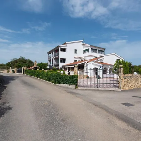 Apartman 3 Bedroom With Terrace